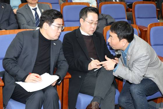 박찬대 더불어민주당 원내대표와 김용민 원내정책수석부대표가 9일 오전 서울 여의도 국회에서 열린 비상의원총회에서 대화하고 있다. 뉴스1