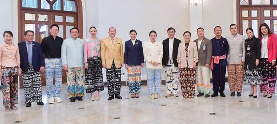 '코끼리 바지' 입은 태국 내각. 사진 패통탄 총리 SNS 캡처