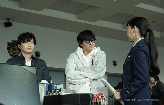 'MIU404'(2020)의 4기동수사대 경찰인 시마 카즈미(왼쪽부터, 호시노 겐), 이부키 아이(아야노 고)와 대장 키쿄 유즈루(아소 쿠미코). 이부키 아이는 특유의 촉으로 '택배 폭발 사고'의 실마리를 풀어간다. 사진 블루라벨픽쳐스