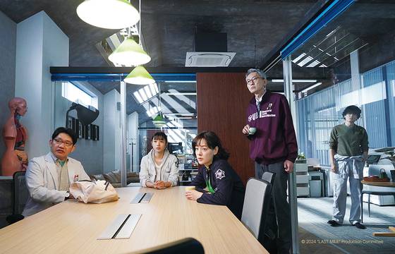 '언내추럴' 속 'UDI 라보' 사람들. 왼쪽부터 임상검사 기사 사카모토 마코토(이이오 카즈키), 부검의 미스미 미코토(이시하라 사토미), 임상병리사 쇼지 유코(이치카와 미카코), 소장 카미쿠라 야스오(마쓰시게 유타카), 부검의 나카도 케이(이우라 아라타). 사진 블루라벨픽쳐스