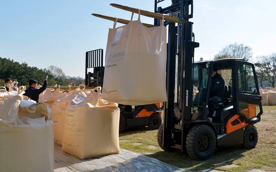 지게차가 벼를 옮기는 모습. [프리랜서 김성태]