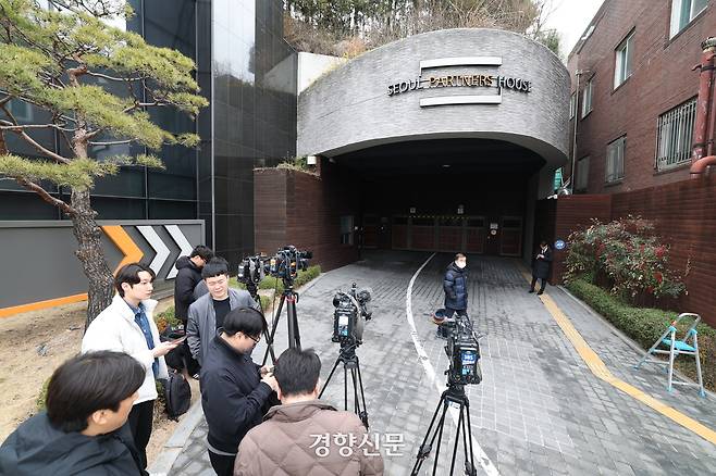 검찰이 ‘정치 브로커’ 명태균씨가 연루된 여론조사비용 대납 의혹과 관련해 오세훈 서울시장에 대한 강제수사에 나선 20일 압수수색이 진행 중인 오 시장의 서울 한남동 공관 앞에 취재진이 대기하고 있다. 권도현 기자