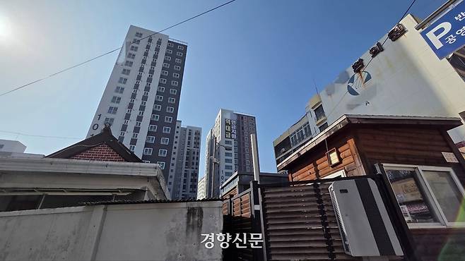 대구시 동구의 한 아파트에 할인분양을 안내하는 현수막이 걸려 있다. 최미랑 기자