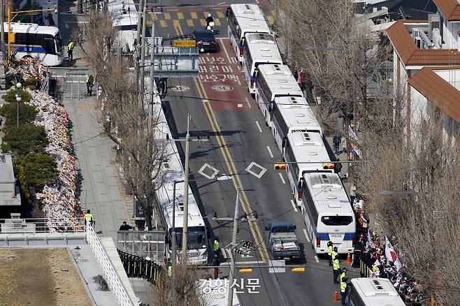 헌법재판소의 윤석열 대통령 탄핵 심판 선고가 임박한 19일 서울 종로구 헌법재판소 인근에서 경찰이 경계 근무를 서고 있다. 문재원 기자