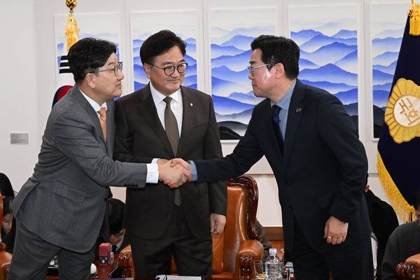 여야 원내대표가 20일 국회의장실에서 국민연금 개혁안 처리에 합의한 뒤 악수하고 있다. 왼쪽부터 국민의힘 권성동 원내대표, 우원식 국회의장, 더불어민주당 박찬대 원내대표. 김정록 기자
