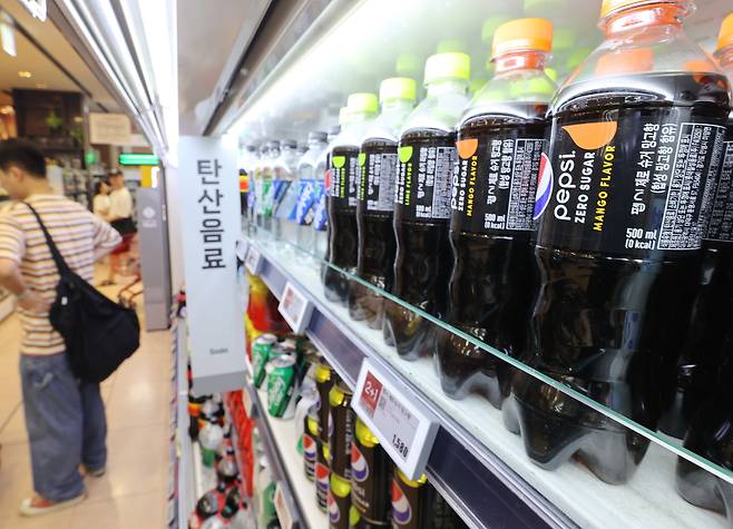 Bottles of diet soda are displayed at a discount mart in Seoul on July 4, 2023. [YONHAP]