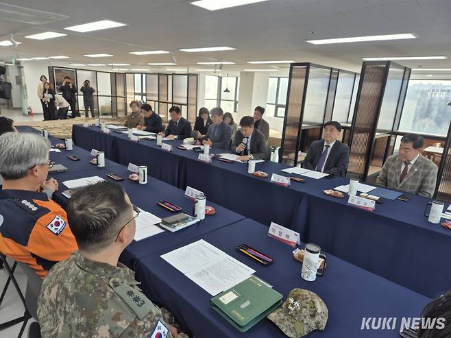 지난 19일 서울 종로구 구청사에서 ‘헌재 선고 대비 유관기관 비상대책 회의’가 열렸다.