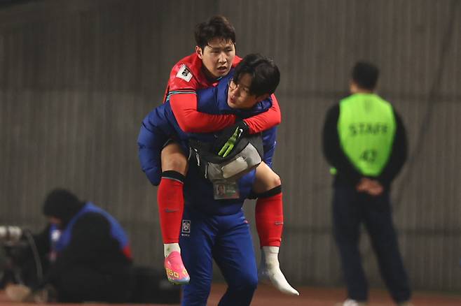 20일 경기도 고양종합운동장에서 열린 2026 북중미 월드컵 아시아 3차 예선 B조 7차전 대한민국과 오만의 경기에서 부상으로 교체된 이강인이 업혀 나가고 있다. 연합뉴스