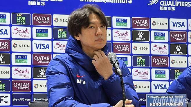 홍명보 감독이 20일 오후 8시 고양종합운동장에서 열린 오만과 ‘국제축구연맹(FIFA) 북중미 월드컵 아시아 3차 예선’ 조별리그 B조 7차전에서 비긴 뒤 기자회견에 임하고 있다. 김영건 기자