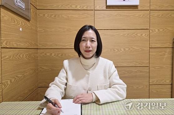 광교청소년청년센터에 위치한 수원시청소년청년재단의 청청마음건강센터에서 한송이 담당이 인터뷰를 하고 있다. 이나경기자