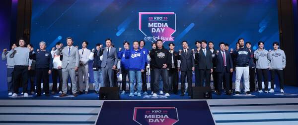 20일 서울 롯데호텔월드에서 열린 2025 신한 SOL Bank KBO 프로야구 개막 미디어데이에서 각 구단 감독과 주요 선수들이 새 시즌에 임하는 각오를 밝힌 뒤 기념촬영을 하고 있다. 연합뉴스