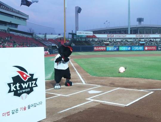 세계 최초 드론 시구. 사진[연합뉴스]