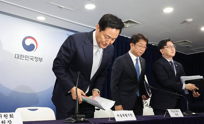 오세훈 서울시장이 19일 서울 종로구 정부서울청사에서 열린 주택시장 안정화 방안 발표에서 기자의 질문에 답하고 있다. [사진 출처 = 연합뉴스]