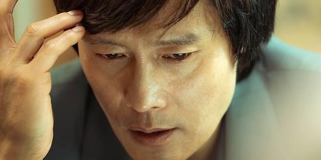 영화 ‘승부’에서 조훈현 9단을 연기한 배우 이병헌. 이창호 9단과의 역사적인 사제대결을 다뤘다. [바이포엠]