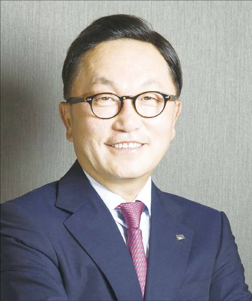 1958년생/ 고려대 경영학과/ 1986년 동양증권 입사/ 1988년 동원증권 입사/ 1991년 동원증권 중앙지점장(전국 최연소 지점장)/ 1996년 동원증권 강남본부장(전국 최연소 이사)/ 1997년 미래에셋캐피탈·미래에셋자산운용 설립/ 1999년 미래에셋증권 설립/ 2001년 미래에셋금융그룹 회장(현)