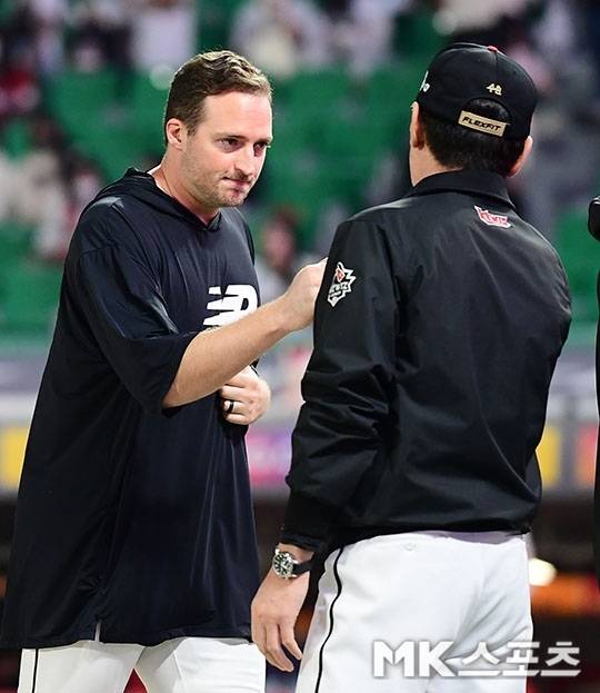 이강철 감독과 하이파이브를 하는 벤자민의 모습. 사진= MK스포츠 DB