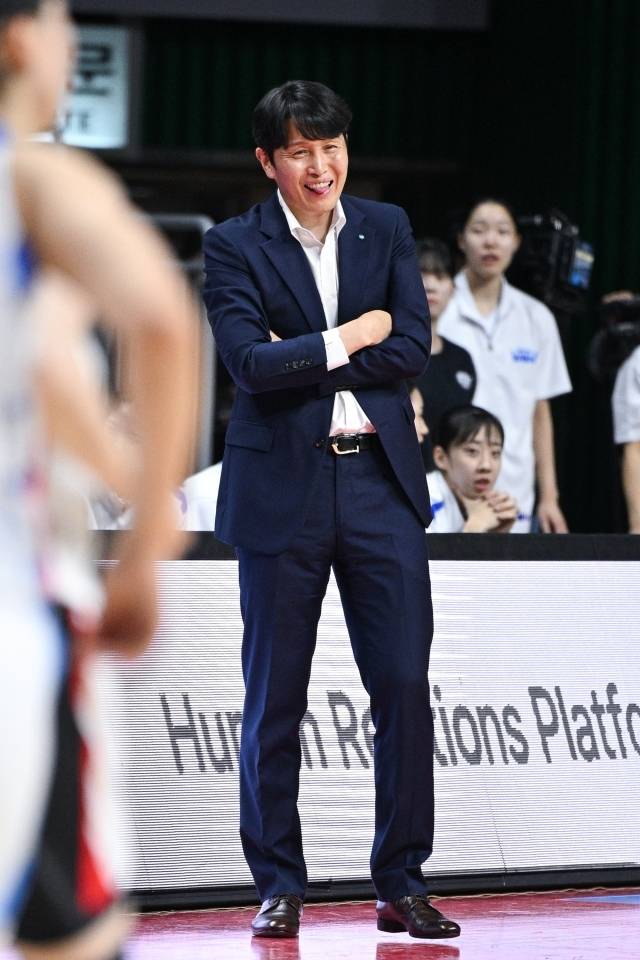 위성우 우리은행 감독은 경기 후 “BNK의 첫 우승을 진심으로 축하한다. 특히 박정은 감독은 여성 감독으로서 최초 우승 아닌가. 더 축하한다”고 이야기했다. 사진=WKBL 제공