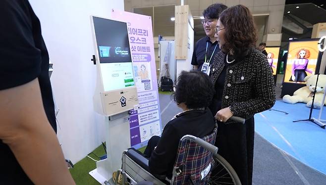 배리어프리 키오스크 시연 모습./사진=소진공 제공