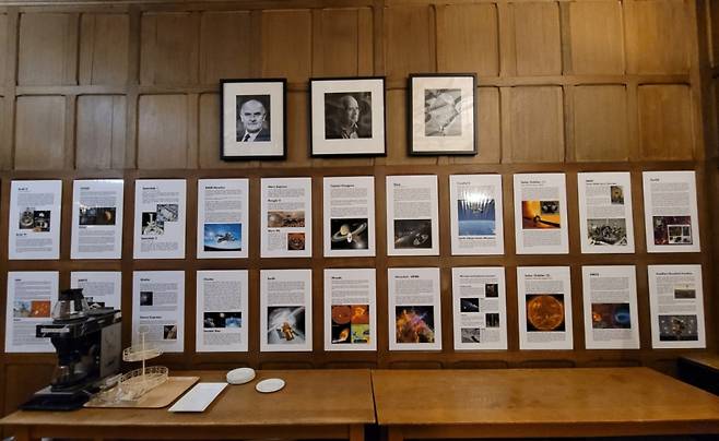 송유근씨가 연구하고 있는 영국 유니버시티칼리지런던(UCL) 내부에 천체물리 관련 연구성과들이 게재돼 있다. / 사진=김인한 기자