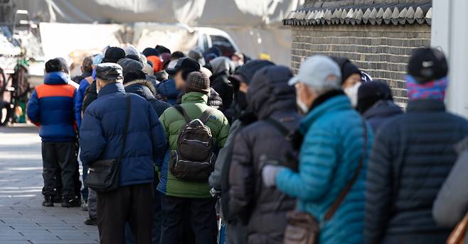 지난해 12월 22일 서울 종로구 탑골공원 원각사 노인 무료급식소를 찾은 이들이 식사를 위해 줄 서 있다. 행정안전부에 따르면 한국은 주민등록 인구 중 65세 이상 인구 비중이 20%를 넘어서며 '초고령사회'에 진입했다./사진=뉴스1