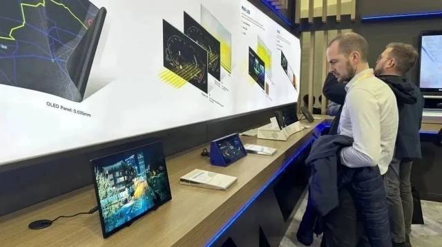 중국 디스플레이 업체 BOE가 지난해 1월 CES 2024에서 전시한 제품들을 관람객들이 살펴보고 있다. [BOE 홈페이지]
