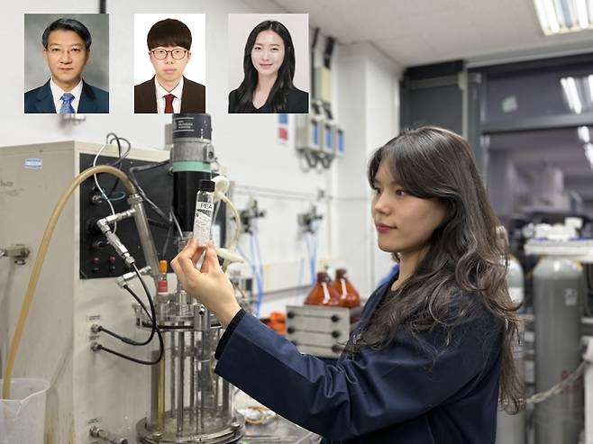 안다희 KAIST 생명화학공학과 박사과정생이 개발한 미생물 균주를 들어보이고 있다. 왼쪽 위 사진은 KAIST 생명화학공학과 이상엽(왼쪽부터) 특훈교수, 채동언·최소영 박사 [KAIST 제공]