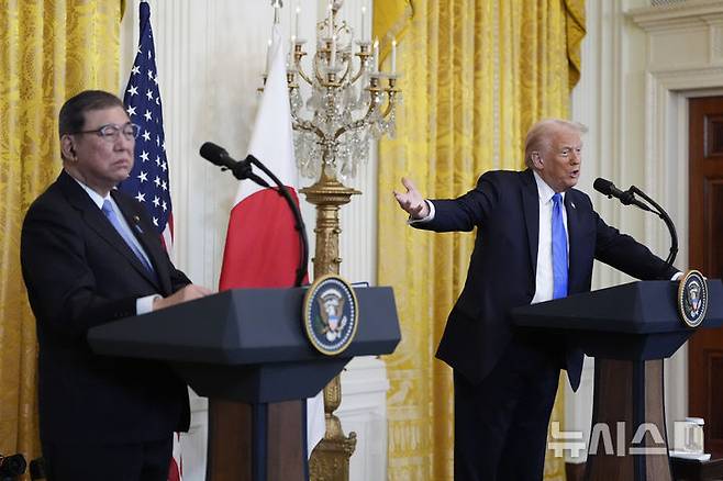 [워싱턴=AP/뉴시스] 도널드 트럼프 미국 행정부가 주일미군 강화 계획을 중단할 가능성이 높다고 19일(현지 시간) NBC방송이 보도했다. 사진은 이시바 시게루(왼쪽) 일본 총리와 도널드 트럼프 미국 대통령이 지난달 7일(현지 시간) 백악관에서 회담 후 공동 기자회견하고 있는 모습. 2025.03.20.