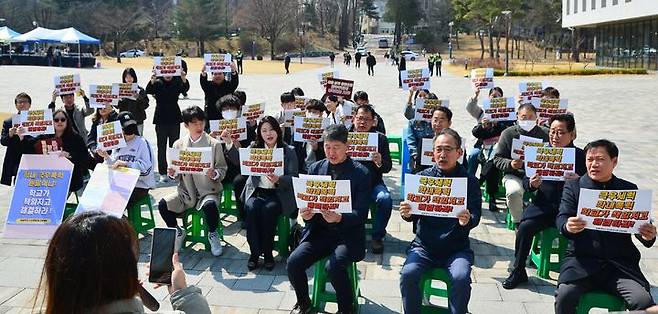 [청주=뉴시스] 서주영 기자 = 충북대학교 재학생, 교수 등은 20일 학교 중앙도서관 인근 광장에서 집회을 열고 교내 폭력사태 재발 방지 대책 마련을 촉구하고 있다. 2025.03.20. juyeong@newsis.com