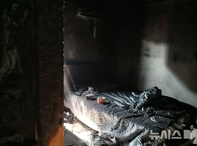 [포항=뉴시스] 안병철 기자 = 20일 오후 12시20분께 경북 포항시 북구 죽도동 한 모텔 3층에서 화재가 발생해 40대 남성 1명이 숨졌다.(사진=포항북부소방서 제공) 2025.03.20. photo@newsis.com