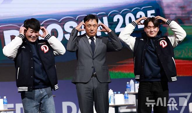 [서울=뉴시스] 고범준 기자 = 20일 서울 송파구 롯데호텔 월드 크리스탈볼룸에서 열린 2025 신한 SOL Bank KBO 미디어데이에서 두산 양의지, 이승엽 감독, 김택연 선수가 포즈를 취하고 있다. 2025.03.20. bjko@newsis.com