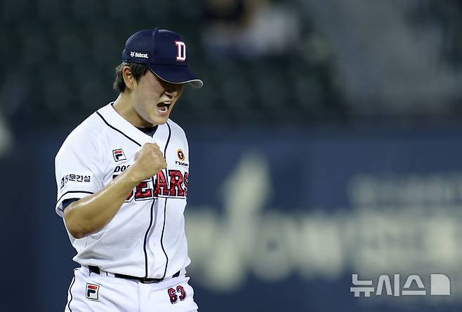 [서울=뉴시스] 김명년 기자 = 지난해 8월6일 오후 서울 송파구 잠실야구장에서 열린 프로야구 2024 신한 SOL 뱅크 KBO리그 두산 베어스와 LG 트윈스의 경기, 7-6으로 승리한 두산 김택연이 포효하고 있다. 2024.08.06. kmn@newsis.com