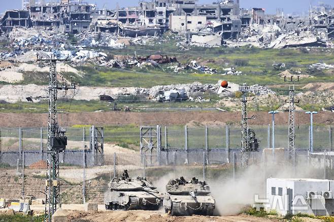 [가자지구=AP/뉴시스] 팔레스타인 무장 정파 하마스가 20일(현지 시간) 이스라엘의 가자 지구 공습 및 지상 작전 재개에 맞서 이스라엘을 향해 처음으로 미사일을 발사했다고 CNN이 보도했다. 사진은 이스라엘군 전차들이 지난 18일 가자지구로 기동하는 모습. 2025.03.20.