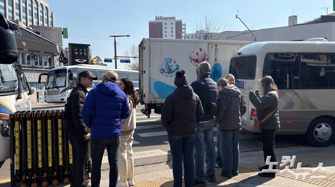 경찰에게 헌재 인근 상황에 대해 질문하고 있는 외국인들. 김수정 수습기자