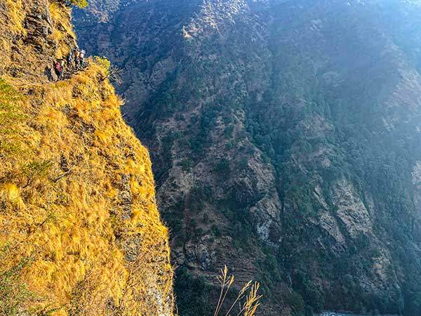 천길 낭떠러지를 따라 이어진 히든밸리의 접근로.