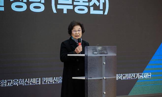 윤근 여사가 19일 충남대에 발전기금을 전달한&nbsp;후 소감을 말하고 있다. 충남대 제공