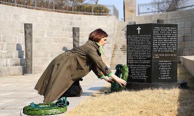 힐데가르트 노튼&nbsp;아일랜드 아동청소년부 차관이 20일 서울 용산구 전쟁기념사업회를 방문해&nbsp;아일랜드 참전추모비에 헌화하고 있다. 전쟁기념사업회 제공