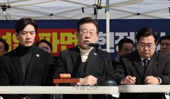 민주당 현장 최고위 - 더불어민주당 이재명 대표가 19일 서울 종로구 경복궁역 부근 광화문 민주당 천막농성장에서 열린 현장 최고위원회의에서 모두 발언하고 있다. 2025.3.19 국회사진기자단