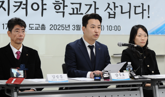 강주호(가운데) 한국교원단체총연합회 회장이  20일 서울 중구 바비엥2교육센터에서 열린 취임 100일 기자회견에서 질문에 답하고 있다. 교총 제공