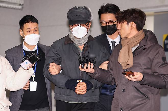 2024년 12월24일 12·3 비상계엄에 관여한 혐의로 구속된 노상원 전 정보사령관이 서울서부경찰서에서 검찰로 송치되고 있다. ⓒ연합뉴스
