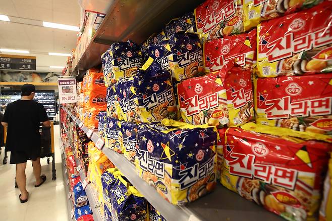 20일 오뚜기는 오는 4월부터 일부 라면 가격을 평균 7.5% 올린다고 밝혔다. 사진은 서울의 한 대형마트 라면 매대에 오뚜기 라면 제품들이 진열되어 있는 모습 ⓒ연합뉴스
