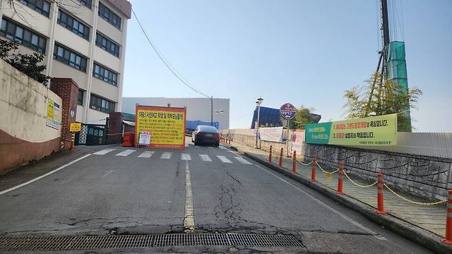 지난 7일 오전 광주 주월동 대광여고·서진여고 통학로를 막고 있는 컨테이너. 컨테이너 왼쪽편이 대광여고 정문이고, 위로 30미터 가량 올라가면 서진여고다 ⓒ시사저널 정성환