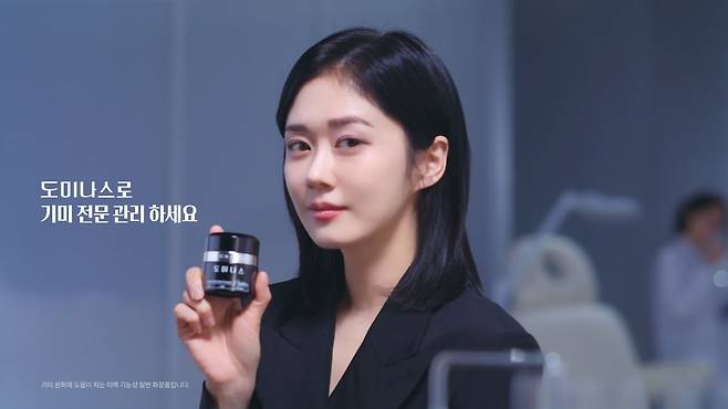 장나라가 출연한 태극제약 기미 관리 화장품 브랜드 도미나스의 새 CF 이미지   사진제공｜태극제약