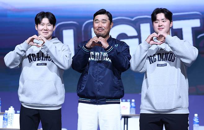 NC 이호준 감독과 박민우, 김형준이 20일 서울 송파구 롯데호텔월드에서 열린 2025 신한 SOL Bank KBO 프로야구 개막 미디어데이에서 포즈를 취하고 있다. 2025.3.20 연합뉴스