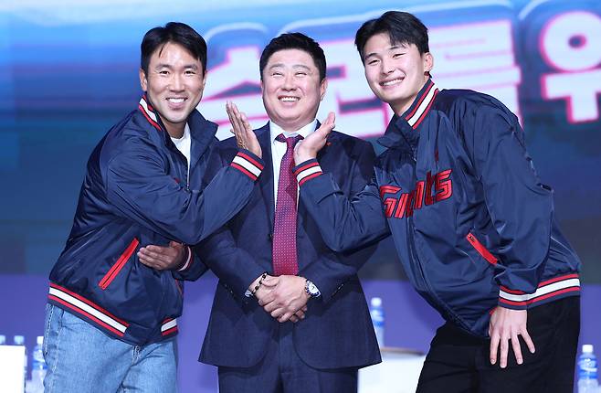 롯데 전준우, 김태형 감독, 윤동희(왼쪽부터)가 20일 서울시 송파구 롯데호텔 월드에서 열린 2025 KBO 미디어데이에서 꽃받침 포즈를 취하고 있다. 연합뉴스