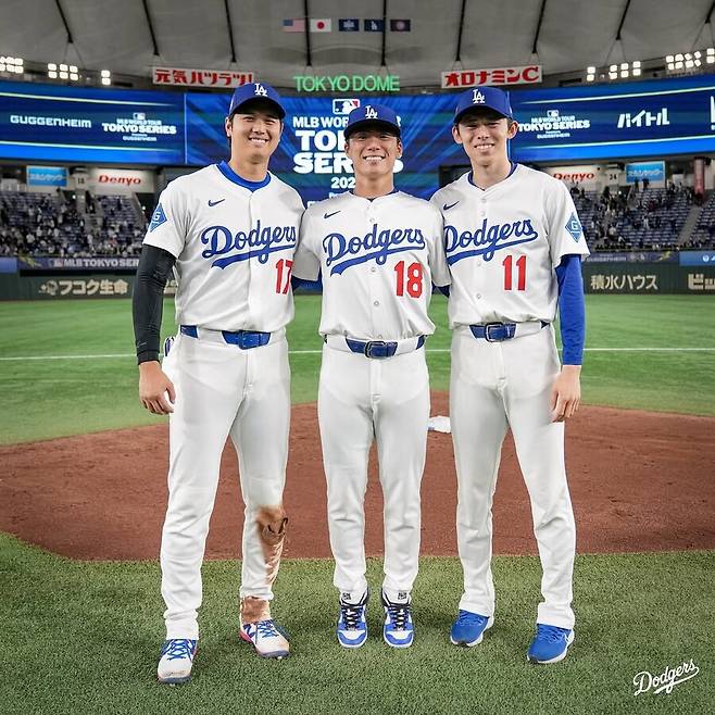 ▲ LA 다저스의 일본인 트리오가 나란히 기념 촬영에 나섰다. 왼쪽부터 오타니 쇼헤이, 야마모토 요시노부, 사사키 로키. 가운데에 선 야마모토가 까치발을 들고 있는 장면이 눈길을 끈다. ⓒLA 다저스 공식 SNS