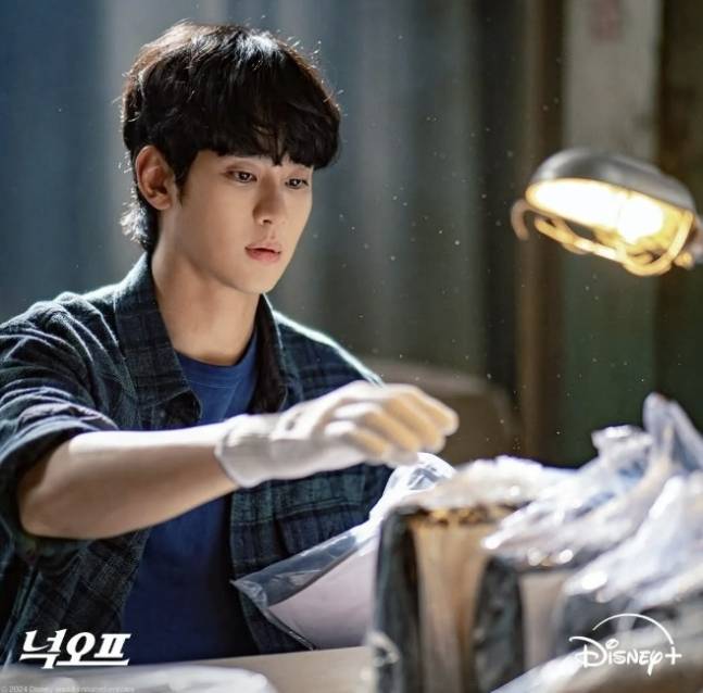 김수현 출연 예정인 디즈니플러스 오리지널 시리즈 ‘넉오프’ 스틸. 사진ㅣ월트디즈니컴퍼니 코리아