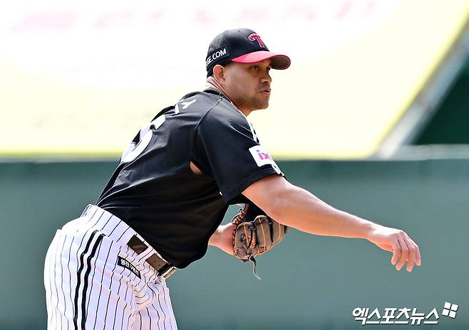 15일 오후 인천SSG랜더스필드에서 열린 '2025 신한 SOL Bank KBO리그' LG 트윈스와 SSG 랜더스의 시범경기, 1회말 LG 선발투수 치리노스가 공을 힘차게 던지고 있다. 엑스포츠뉴스 DB