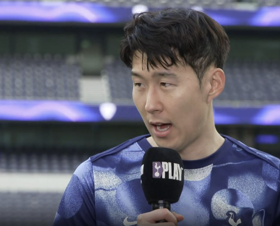 손흥민 거취가 뜨거운 가운데 토트넘 관련 매체에서 올여름 프리미어리그 승격팀에 가면 어울릴 것이라는 견해를 내놨다. '토트넘 홋스퍼 뉴스'는 전 브렌트퍼드 감독인 마틴 앨런 발언을 인용해 "손흥민은 이제 스피드 등이 많이 떨어졌다"며 "하지만 아직 실력이 있는 만큼 2부에서 승격하는 팀에 가면 어울릴 것"이라고 했다. 챔피언십 빅3 리즈 유나이티드, 번리, 셰필드 유나이티드 등으로 이적을 알아보라는 다소 황당한 발언이었다. 스퍼스 플레이