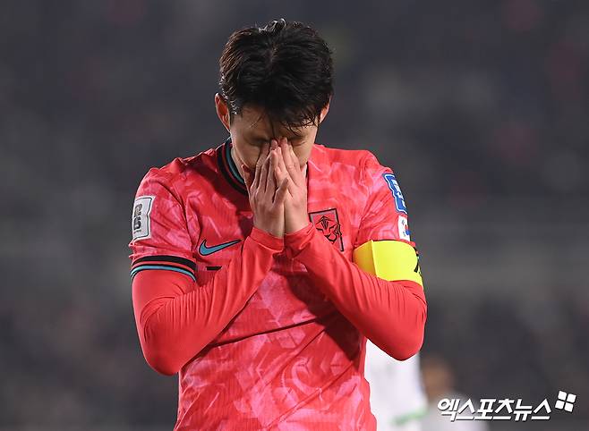 홍명보 감독이 이끄는 대한민국 축구대표팀은 20일 고양종합운동장에서 열린 2026 월드컵 아시아 3차예선 B조 7차전 오만과의 홈 경기에서 전반 41분 황희찬이 선제골을 터트렸으나 후반 35분 알리 알 부사이디에 통한의 동점포를 내주고 1-1로 비겼다. 이날 무승부로 지난해 11월 약체 팔레스타인과의 원정 경기에 이어 월드컵 3차예선 두 경기 연속 무승부를 기록하는 부진에 빠졌다. 한국은 4승 3무(승점 15)로 무패 행진을 질주하며 B조 선두를 지키긴 했으나&nbsp;B조 2위 이라크(승점 11), 3위 요르단(승점 9)에 추격의 빌미를 내줬다. 이날 무승부로 한국은 이달 홈 2연전에서 본선행 조기 확정에 성공하겠다는 계획에 큰 차질을 빚었다. 고양, 고아라 기자