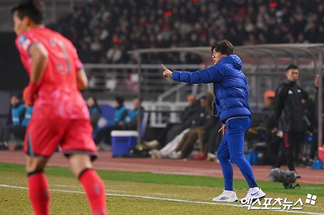 홍명보 감독이 이끄는 대한민국 축구대표팀은 20일 고양종합운동장에서 열린 2026 월드컵 아시아 3차예선 B조 7차전 오만과의 홈 경기에서 전반 41분 황희찬이 선제골을 터트렸으나 후반 35분 알리 알 부사이디에 통한의 동점포를 내주고 1-1로 비겼다. 이날 무승부로 지난해 11월 약체 팔레스타인과의 원정 경기에 이어 월드컵 3차예선 두 경기 연속 무승부를 기록하는 부진에 빠졌다. 한국은 4승 3무(승점 15)로 무패 행진을 질주하며 B조 선두를 지키긴 했으나&nbsp;B조 2위 이라크(승점 11), 3위 요르단(승점 9)에 추격의 빌미를 내줬다. 이날 무승부로 한국은 이달 홈 2연전에서 본선행 조기 확정에 성공하겠다는 계획에 큰 차질을 빚었다. 고양, 고아라 기자